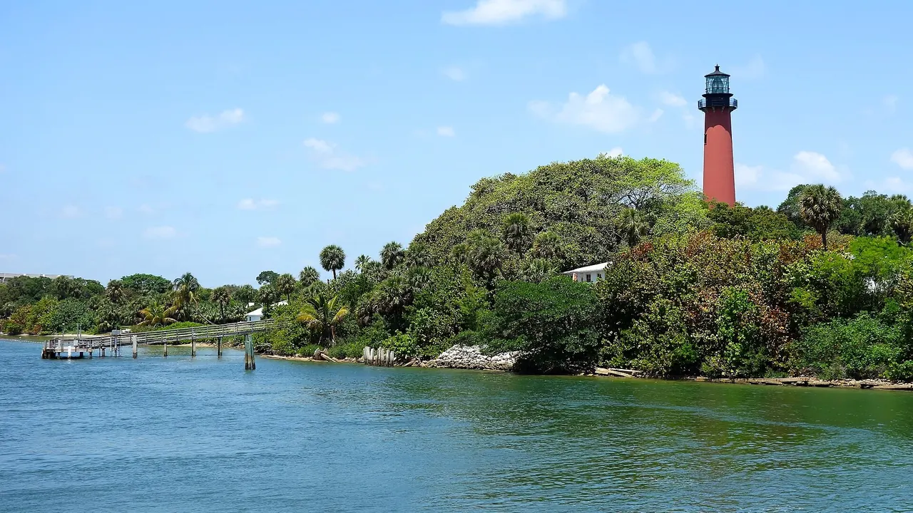 Jupiter Inlet Lighthouse and Museum - waterfront view