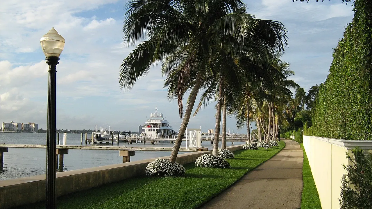 Town of Palm Beach - lake bikeway